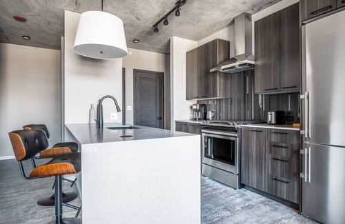 West Loop Apartment | Airy West Loop 1BR w/Pool, Pet Spa, near Restaurant Row, by Blueground