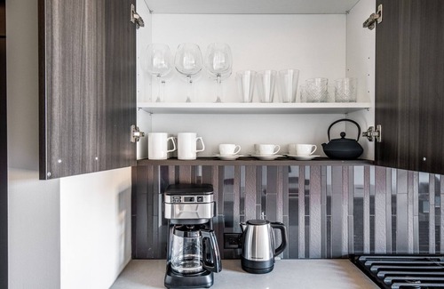 West Loop Apartment | Airy West Loop 1BR w/Pool, Pet Spa, near Restaurant Row, by Blueground