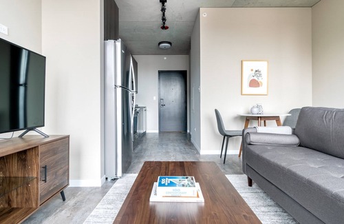 West Loop Apartment | Airy West Loop Studio w/Pool, Gym, nr. Restaurant Row, by Blueground
