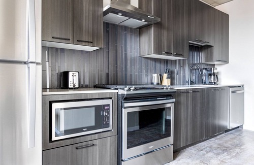 West Loop Apartment | Airy West Loop Studio w/Pool, Gym, nr. Restaurant Row, by Blueground