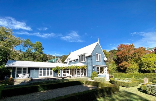 Akaroa House | Akaroa romantic retreat with stream boundary, native bush, bird song, privacy.