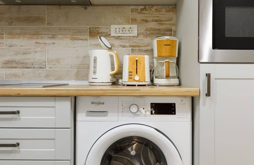 Brasov House | Aki Junior Apartment - Stylish Home in Brasov's Historical Center - Free Parking