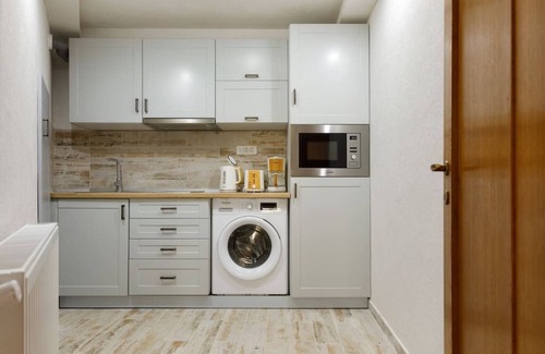 Brasov House | Aki Junior Apartment - Stylish Home in Brasov's Historical Center - Free Parking