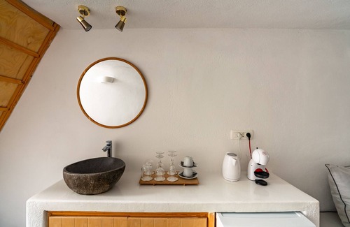 Fira Villa | AKRON CLIFF SUITE LOCATED IN FIRA WITH VOLCANO AND SUNSET VIEW