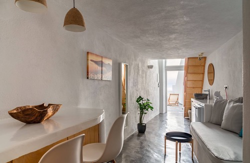 Fira Villa | AKRON CLIFF SUITE LOCATED IN FIRA WITH VOLCANO AND SUNSET VIEW