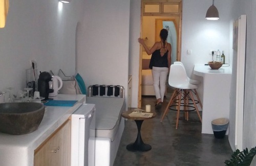 Fira Villa | AKRON CLIFF SUITE LOCATED IN FIRA WITH VOLCANO AND SUNSET VIEW