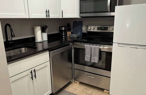 South Central Omaha Apartment | Aksarben, close to I-80, on-site parking