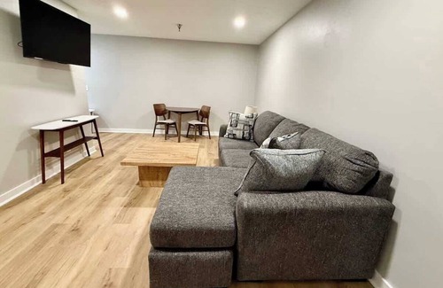 South Central Omaha Apartment | Aksarben, close to I-80, on-site parking