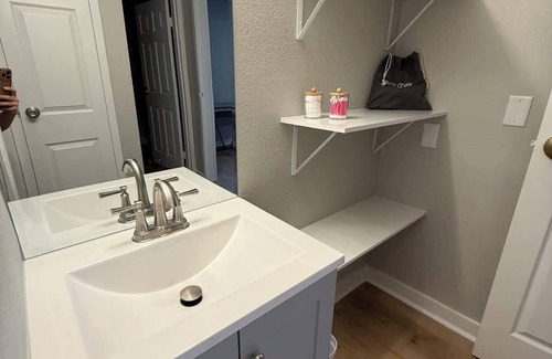South Central Omaha Apartment | Aksarben, close to I-80, on-site parking