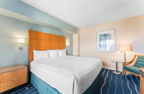 Ala Moana Apartment | Ala Moana Hotel near beach King bed