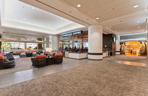 Ala Moana Apartment | Ala Moana Hotel near beach King bed