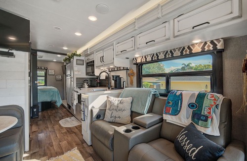 Franklin House | Alante at Graceland Mountain Retreat: Luxury RV Stay with Queen Bed, Kids Bunk, & Mountain Views