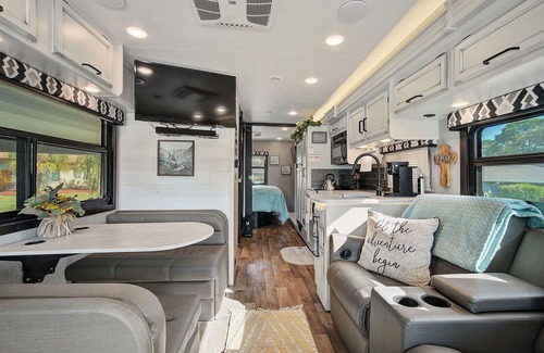 Franklin House | Alante at Graceland Mountain Retreat: Luxury RV Stay with Queen Bed, Kids Bunk, & Mountain Views