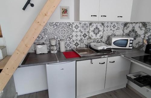 Comigne House | Alaric Lodge: gîte champêtre avec parking privé.