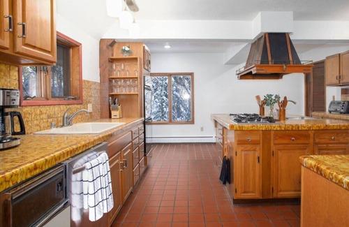 College House | Alaska Dream 7b4b Cozy Cabin in the Heart of Fairbanks
