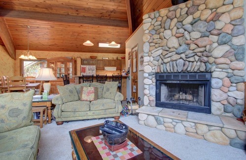 Alyeska Cabin | Alaskan Cabin Escape with Hot Tub!