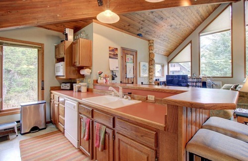Alyeska Cabin | Alaskan Cabin Escape with Hot Tub!