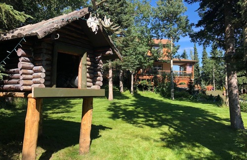 Mid-Hillside House | Alaskan lodge-like living - 15 min to city - 5 min to great hikes