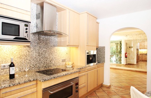 Montechoro Villa | Albufeira Heatable Pool & Private BBQ