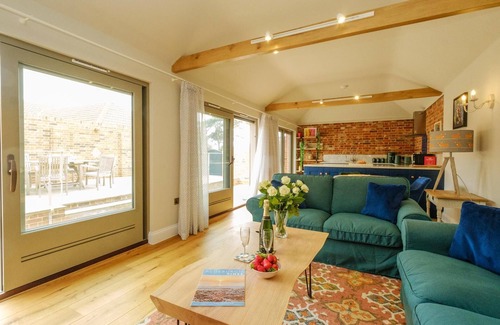 Saxmundham Cottage | Alde Bay Farm - Oyster Catcher - sleeps 4 guests in 2 bedrooms