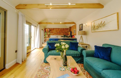 Saxmundham Cottage | Alde Bay Farm - Oyster Catcher - sleeps 4 guests in 2 bedrooms