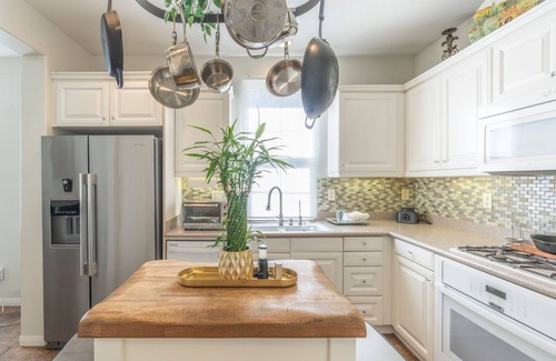 Oak Creek House | Alevera Suites – Stylish 3BR Home with Presidential Suites & Cozy Fire Pit Patio