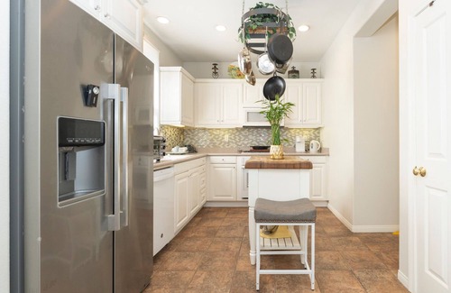 Oak Creek House | Alevera Suites – Stylish 3BR Home with Presidential Suites & Cozy Fire Pit Patio