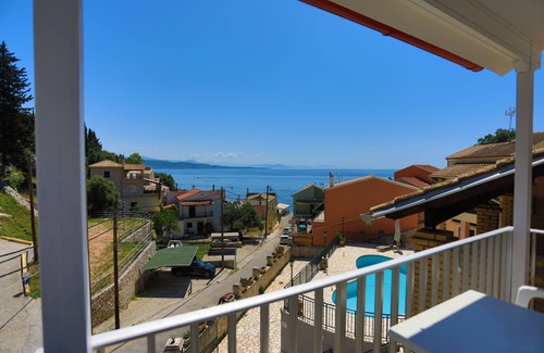 Katavolos Apartment | Alexandra, Renovated, for 4, near Kaminaki beach, A/C, WiFi