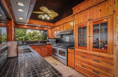 Kahaluu-Keauhou House | Alii Drive, Historic Pathway to Ocean, Private Park-Like Oasis, Pod-Style Living, Outdoor dining