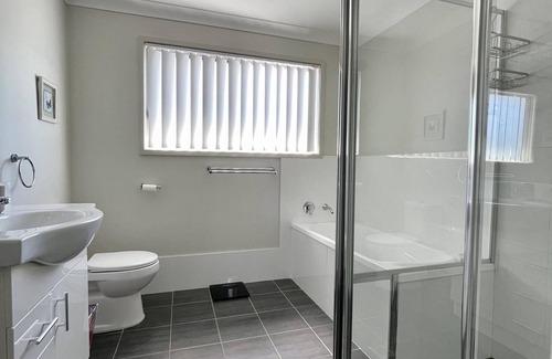 Wallsend House | Alkira - Bright & Sunny townhouse. 5 mins from M1 & 20 mins from Newcastle CBD