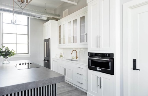 Logan Apartment | ALL 3 FLATS - 3 Luxury Suites, 3 Bathrooms, 5 Beds