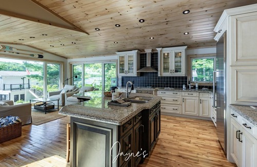 Torrance Cottage | All Day Sun! 7 bed 2 bath cottage on Lake Muskoka! Perfect Location! Privacy!