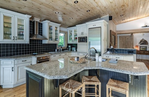 Torrance Cottage | All Day Sun! 7 bed 2 bath cottage on Lake Muskoka! Perfect Location! Privacy!