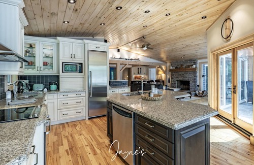 Torrance Cottage | All Day Sun! 7 bed 2 bath cottage on Lake Muskoka! Perfect Location! Privacy!