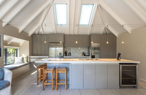 Onetangi House | All day sun house with metres away from the golden sands of Onetangi Beach.