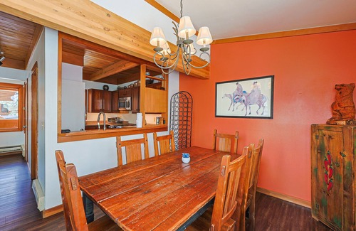 Keystone House | All engineered flooring Updated Townhome close to everything Sleeps 6!