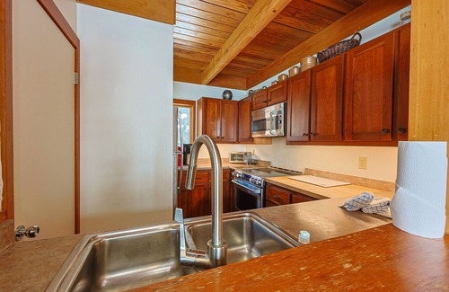 Keystone House | All engineered flooring Updated Townhome close to everything Sleeps 6!