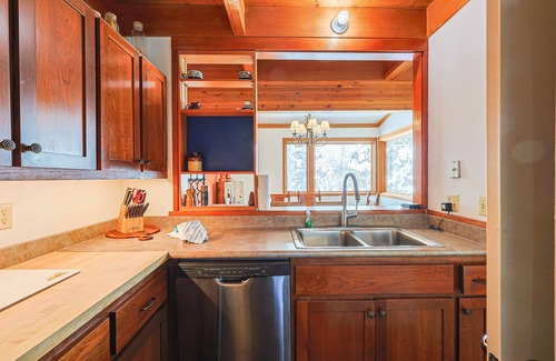 Keystone House | All engineered flooring Updated Townhome close to everything Sleeps 6!