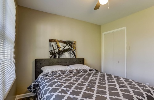 Oak Park House | All Inclusive 2 Bedroom Home Near Downtown