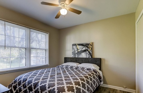 Oak Park House | All Inclusive 2 Bedroom Home Near Downtown