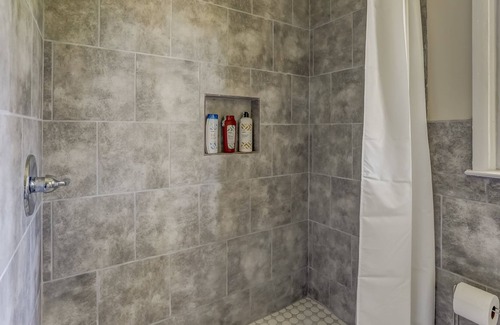 Oak Park House | All Inclusive 2 Bedroom Home Near Downtown