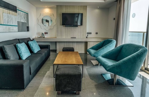 Ibiza Town Resort | All-Inclusive Grand LifeSuite with Double Hydromassage Bath at the Ibiza Twiins
