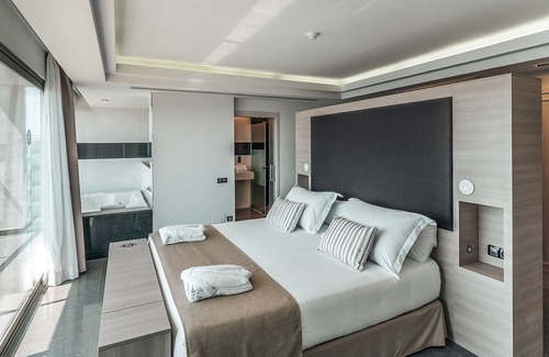 Ibiza Town Resort | All-Inclusive Grand LifeSuite with Double Hydromassage Bath at the Ibiza Twiins