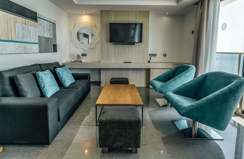 Ibiza Town Resort | All-Inclusive Grand LifeSuite with Double Hydromassage Bath at the Ibiza Twiins