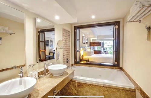 Playacar Fase II Resort | All-Inclusive on the beach with VIP ACCESS Family Rivera Suite !