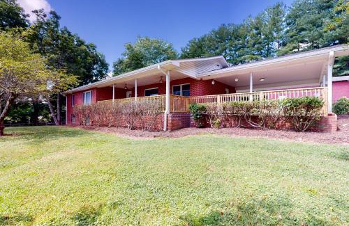 Mills River House | All Roads Lead to Here