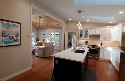 Frontenac Cottage | All season Bedford Lake House with sunset views on Devil Lake