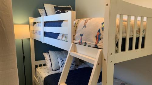 Wainfleet House | All Season Cottage close to Long Beach