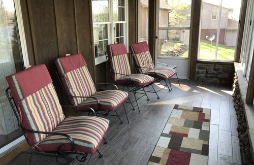 Goreville Cabin | ALL SEASONS Retreat! Memories*Family*Friends*Fire Pit*Fish*Deep Water*Kayaks