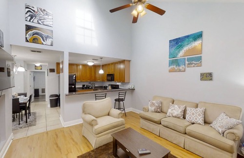 Tallahassee House | All-Suite Townhome with Smart TVs, WiFi, Printer, Full Kitchen - Fenced Yard